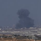 De la fumée s'élève de la bande de Gaza après une frappe israélienne. Un nouveau cycle de négociations pour tenter de trouver un accord de cesse-le-feu dans le territoire palestinien doit débuter dimanche à Doha. KEYSTONE/AP/Ohad Zwigenberg